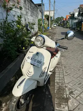 Vespa primavera putih