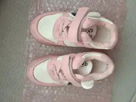 Sepatu kets anak sneakers