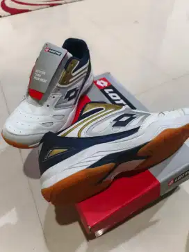 Sepatu olahraga tenis/badminton