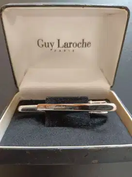 Guy Laroche tie clasp