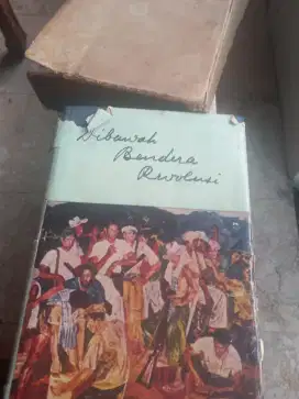 BUKU DIbawah Bendera Revolusi