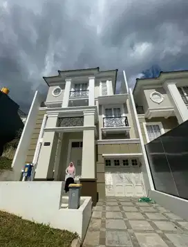 Di jual rumah semi furnish 3 lantai view gunung di citra garden malang