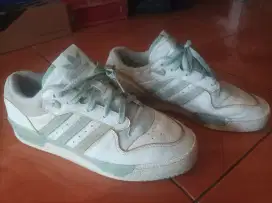 Adidas Rivaly Low size 44