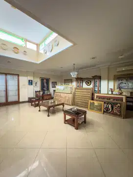 Dijual Rumah Luas dan Besar Gaya Klasik di Benda Kemang