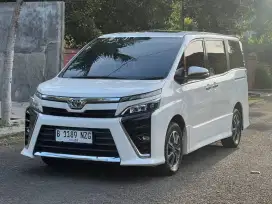 Termurah Toyota Voxy 2.0 AT 2019 Putih