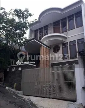 Dijual Rumah 3 Lantai di Setraduta Bandung