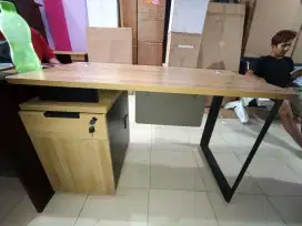 Meja komputer informa seken