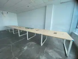 Meja meeting rangka besi bersekat kaca