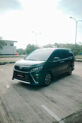 TOYOTA VOXY 2.0 AT 2018