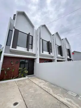 Hidup nyaman keluarga tentram. Rumah besar dikelilingi public sector.