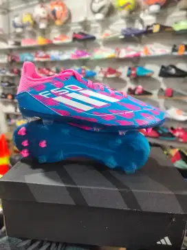 Sepatu bola anak Adidas