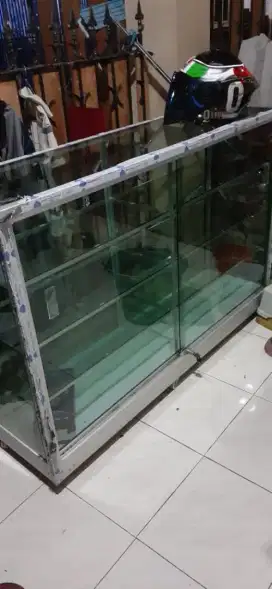 Etalase Kaca Ukuran Besar