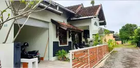 Dijual Rumah Dengan Tanah Luas Harga Murah Area Jl Damai Jakal km.8