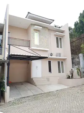 DIJUAL RUMAH SIAP HUNI  CLUSTER BINTARO TERRACE PREMIER.
