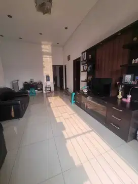 Rumah Luas Cocok Untuk Keluarga Besar di Taman Kopo Indah 3