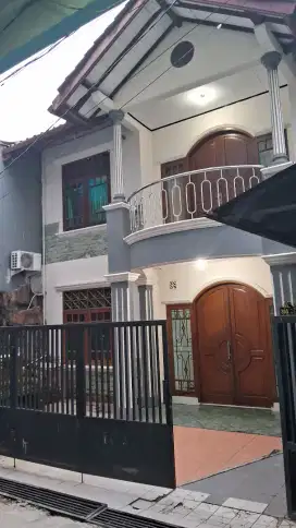 Dikontrakkan TAHUNAN rumah 2 lantai view Golf Iondok Indah Jaksel