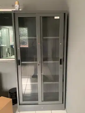 Lemari berkas lemari arsip besi kaca kantor masih mulus bagus