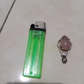 Liontin atau mata kalung, dari batu lavender..