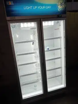 Showcase 2 pintu merek Gea kapasitas 800 liter