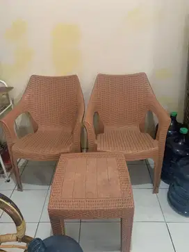 2 Kursi dan 1 Meja Merk Olymplast