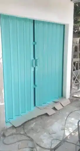 Folding gate rooling door