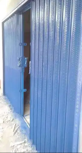 Folding gate rooling door
