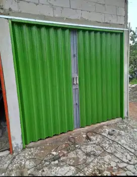 Folding gate rooling door