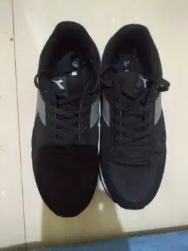 Sepatu Diadora hitam