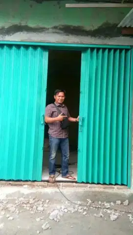 Folding gate rooling door