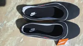 SEPATU SLIP ON WANITA WARNA HITAM PUTIH. SEPATU KERJA