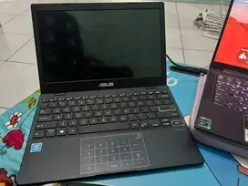 ASUS E210MAO HD424 N4020 4GB 256SSD W10+OHS 11.6 NPAD