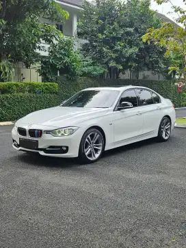 BMW 328i Sport Low KM Pajak Panjang