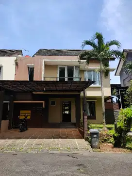 dijual rumah asri dua lantai di sentul city