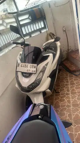 Honda PCX 160 warna putih