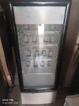 Di jual cepat showcase 4 rak merk dast
