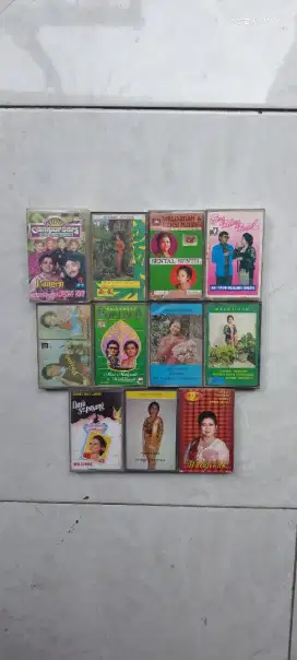 Borongan 11 kaset pita Waljinah Waldjinah