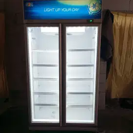 Jual showcase 2 pintu merek GEA kondisi barang normal siap pakai