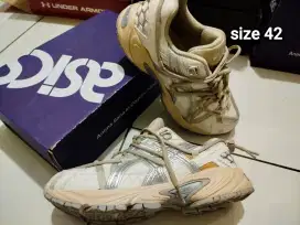 Sepatu asics gel tr v2 kahana size 42 offwhite/cream