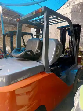 DIJUAL FORKLIFT BEKAS TOYOTA 5 TON MAST TRILIFT TAHUN MUDA UNIT NORMAL