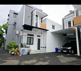 Di Jual Rumah Mewah Bergaya Eropa 2 Carport  CEMPAKA PUTIH