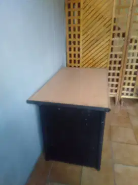 Meja kantor kokoh