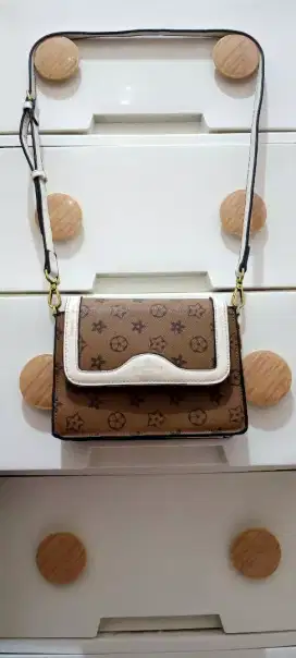 Tas import slempang coklat putih
