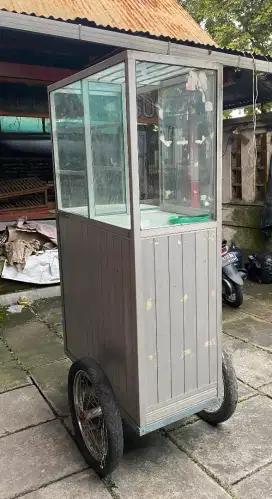 Dijual 2 Etalase Roda Bekas Masih Layak