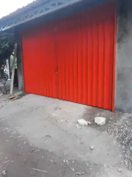Folding gate rooling door