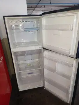 Kulkas merk SAMSUNG