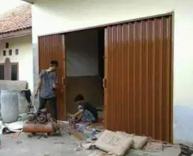 Folding gate rooling door