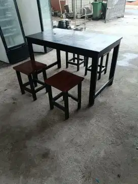 Meja makan set kursi