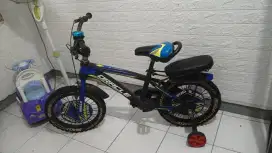 Sepeda anak kanan kiri ada roda pengaman