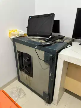 Lemari Besi tebal