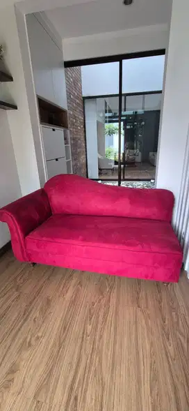 Sofa 2 seater, elegant look, kaki kayu kualitas bagus